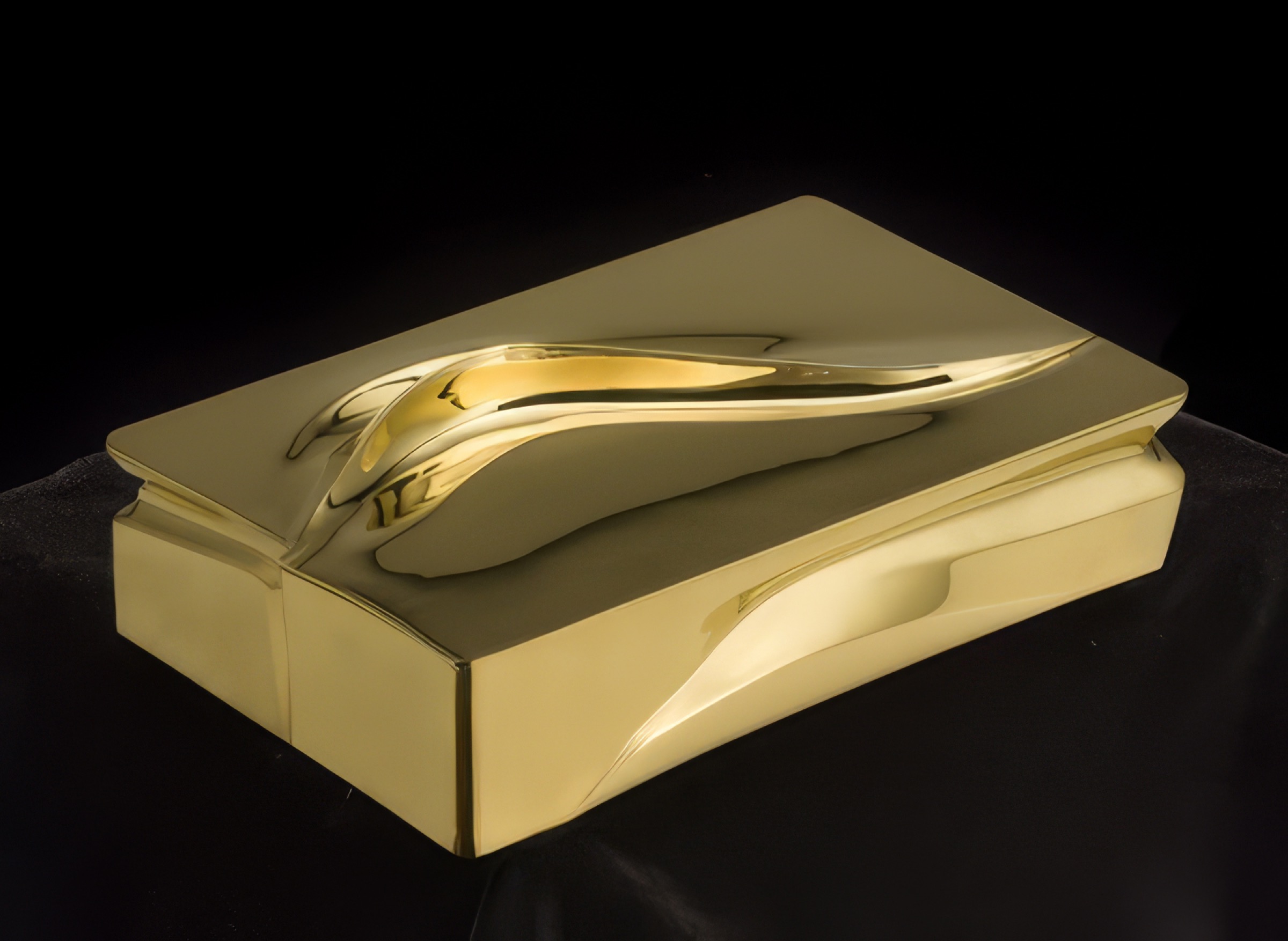 Mnemos 01 closed — the largest box in solid gold, its rectangular form crowned by a flowing molten element on the lid
