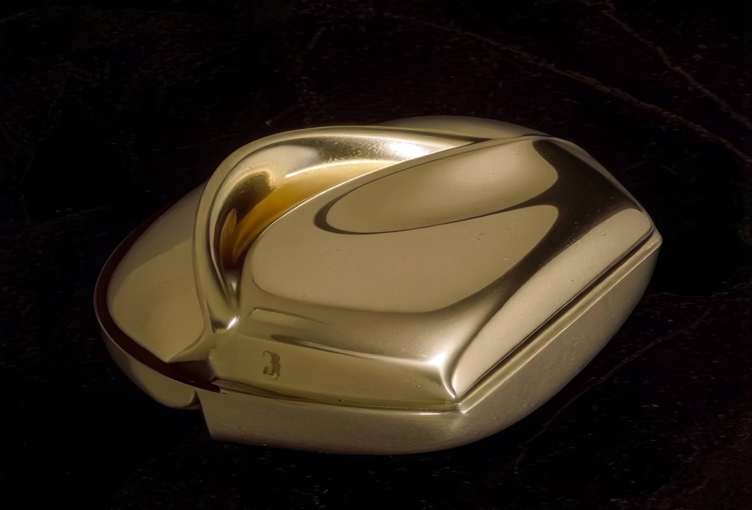Mnemos 03 — the smallest box in gold vermeil, an organic pebble-like form on dark marble