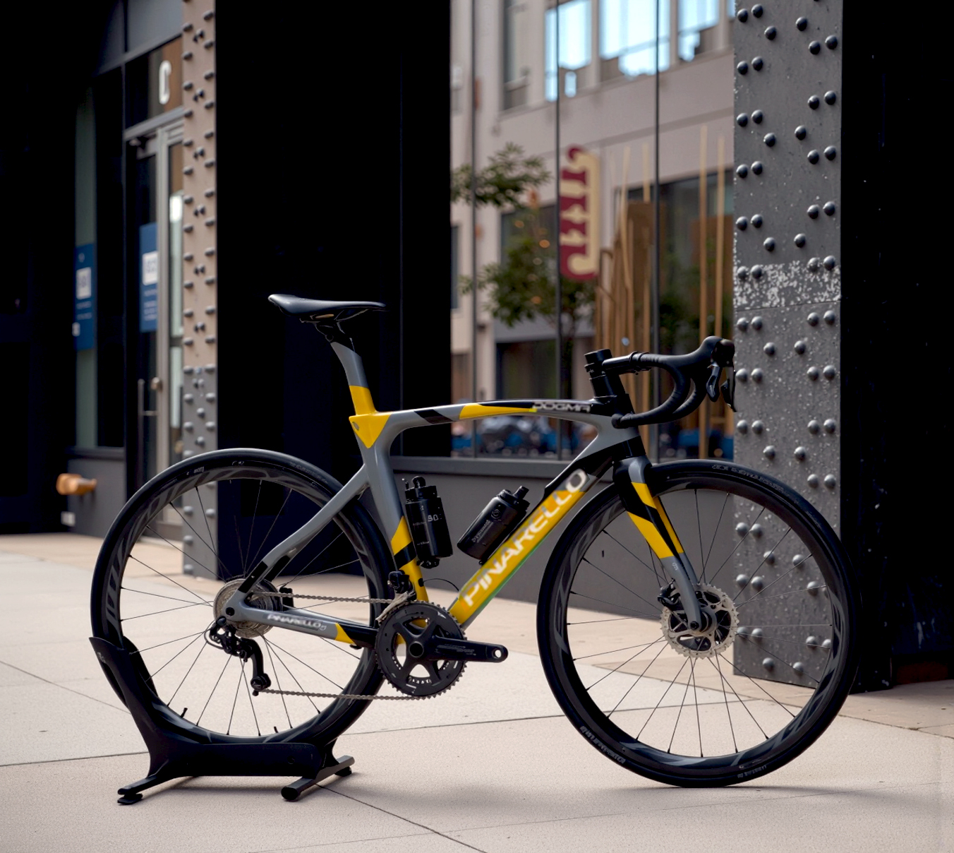 Detail of the summer-autumn Dogma F12 colorway showing gold and green iridescent paint on the down tube