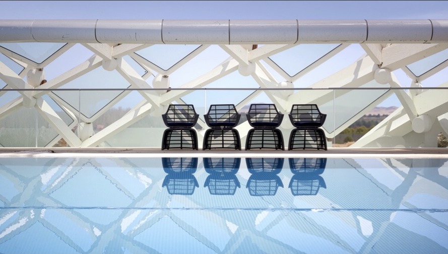 Infinity pool reflecting the grid-shell steel lattice structure with seating